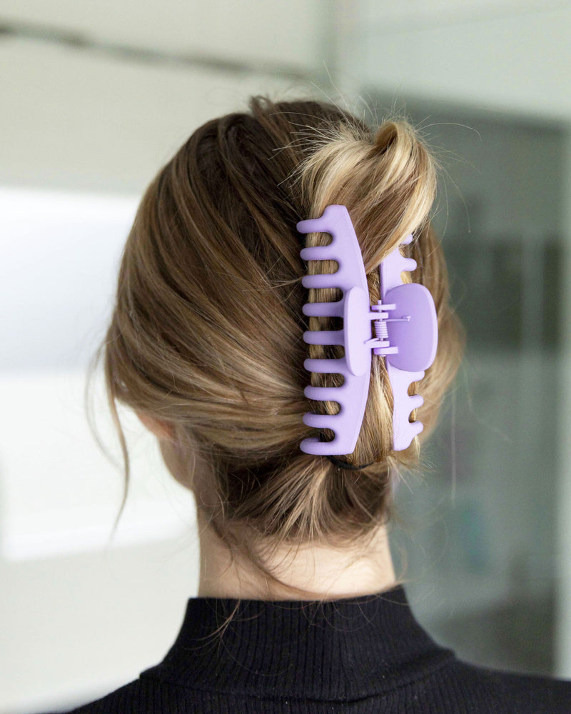 Hair clip claw, hair clip curly hair, hair clip claw styles, hair clip big, claw clip big, claw clip for thick hair, claw clip for braids, claw clip for thick curly hair, claw clip hairstyles, claw clip messy bun, claw clip medium hair, hair claw clip, y2k claw clip