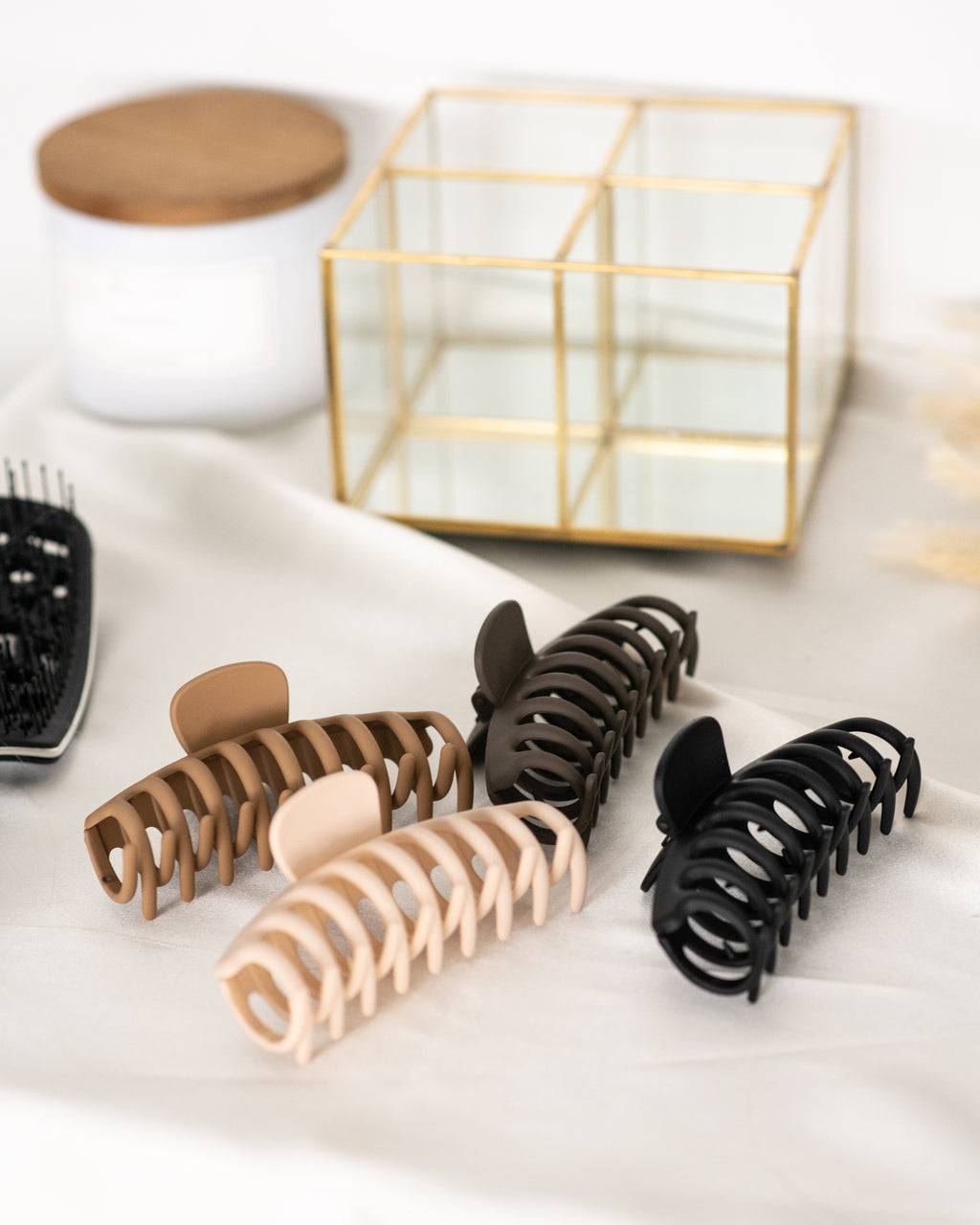 Hair clip claw, hair clip curly hair, hair clip claw styles, hair clip big, claw clip big, claw clip for thick hair, claw clip for braids, claw clip for thick curly hair, claw clip hairstyles, claw clip messy bun, claw clip medium hair, hair claw clip, y2k claw clip